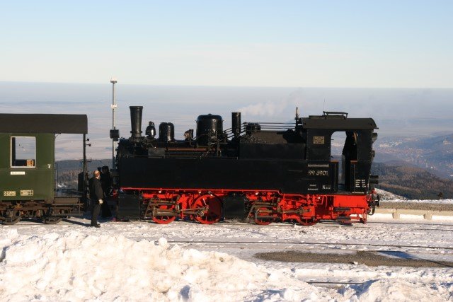 99 5901 mit dem Adventsonderzug auf dem Brocken. Im Hintergrund erkennt man Wernigerode mit dem Stadtteil Hasserode; 22.12.2007