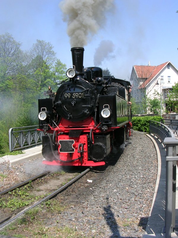 99 5901 mit dem Traditionszug an der Westerntorkreuzung in Wernigerode. 28.04.2007