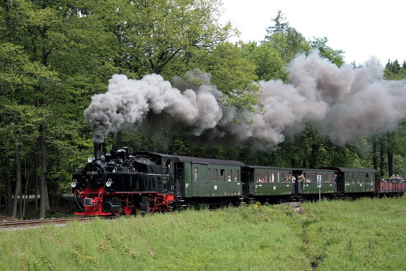 99 5901 mit einem Sonderzug bei der Ausfahrt aus Drei Annen Hohne!Wie man auf dem Bild recht gut erkennen kann war ich mal wieder mit einer Ureigenen Fotowolke unterwegs aber ich denke es ist noch recht ertrglich geworden !