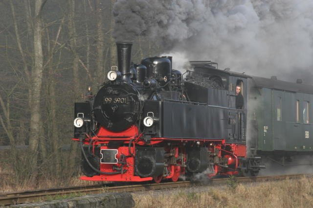 99 5901 verl�sst mit dem Adventsonderzug zum Brocken den Bahnhof Drei-Annen-Hohne. Am 3. Advent war noch eine Doppeltraktion mit 99 5902 n�tig um den langen Sonderzug auf den Berg zu ziehen. Am 4. Advent reichte die ex. NWE 11 um den Drei-Wagen-Zug zu ziehen; 23.12.2006
