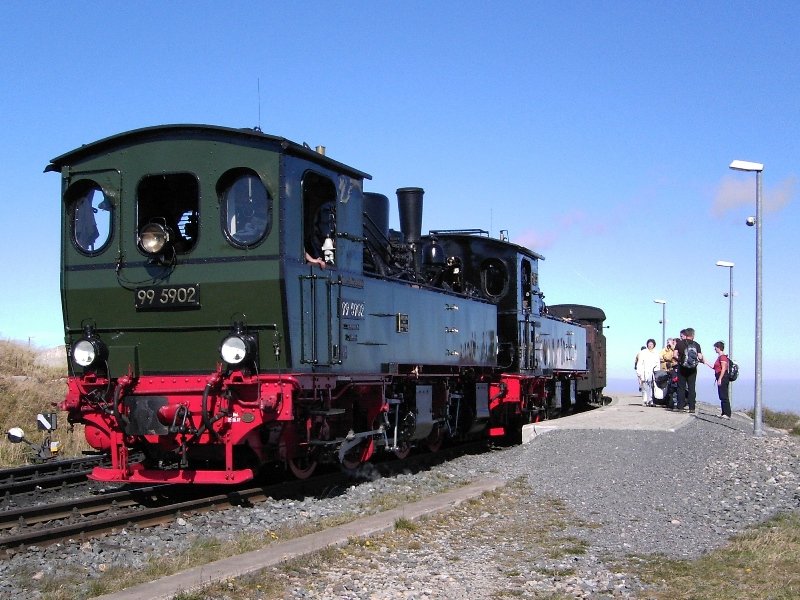 99 5902 und 99 5901 stehen mit dem Traditionszug im Bahnhof Brocken am 22.9.2007.