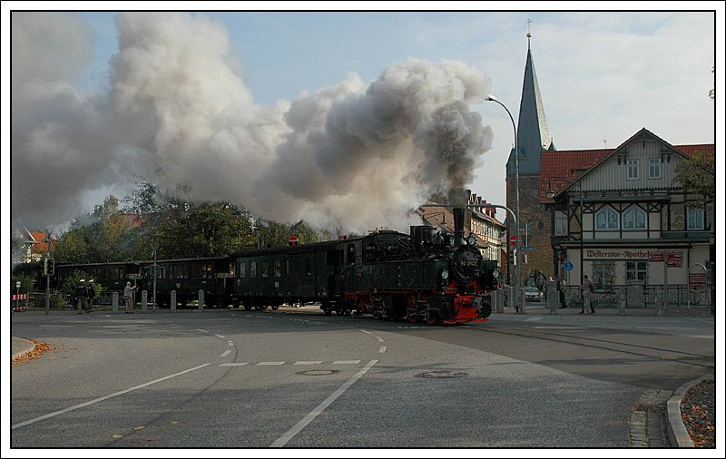 99 5902 am 10.10.2007 mit dem Traditionszug bei der Ausfahrt aus Wernigerode Westerntor.