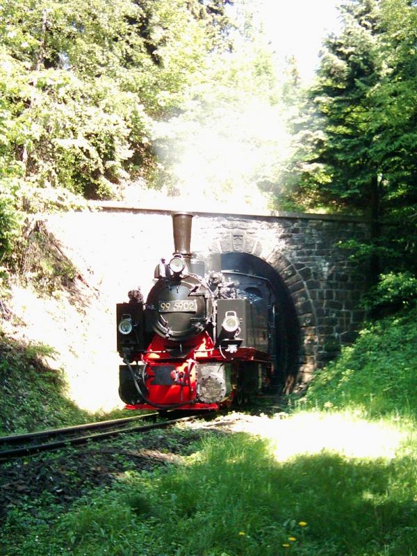 99 5902 mit 3 Wagen des Traditionszuges beim verlassen des Thumkuhlentunnel am 30.05.2003