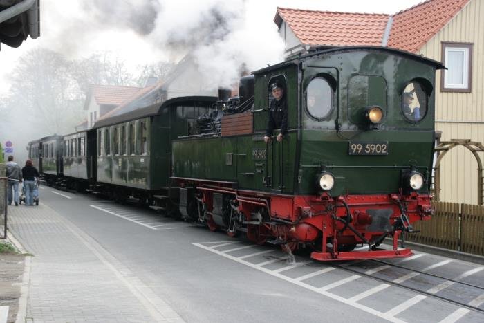 99 5902 mit dem Traditionszug in der Kirchstrasse in Hasserode; 26.04.2008