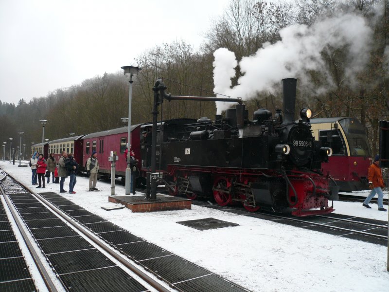 99 5906-5 mit dem Dampfzug aus/nach Quedlinburg am 31.1.2009 in Alexisbad. Auf Gleis 3 steht Triebwagen 187 015-3 abfahrtbereit nach Harzgerode.