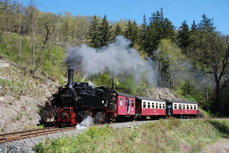 99 5906-5 mit dem Zug 8953 am 30. April 2007 kurz vor dem Haltepunkt Drahtzug