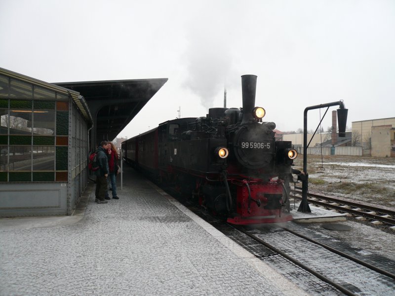 99 5906-5 vor dem Dampfzug nach Alexisbad am 31.1.2009 in Quedlinburg