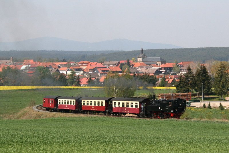 99 5906 im April kurz hinter Hasselfelde ! Auf Grund der relativ schlechten Sicht ist der Brocken nur sehr schwach zu erkennen !