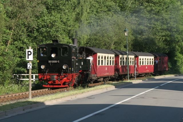 99 5906 bei der Fahrt durch Alexisbad. Es ist immer wieder schn, wenn die Zge langsam und mit Lutwerk durch Alexisbad fahren. Da kommen immer die Hotelgste von den Parkanlagen und Parkpltzen auf die Strae um sich den Zug anzuschauen; 16.06.07 um 18.56 Uhr