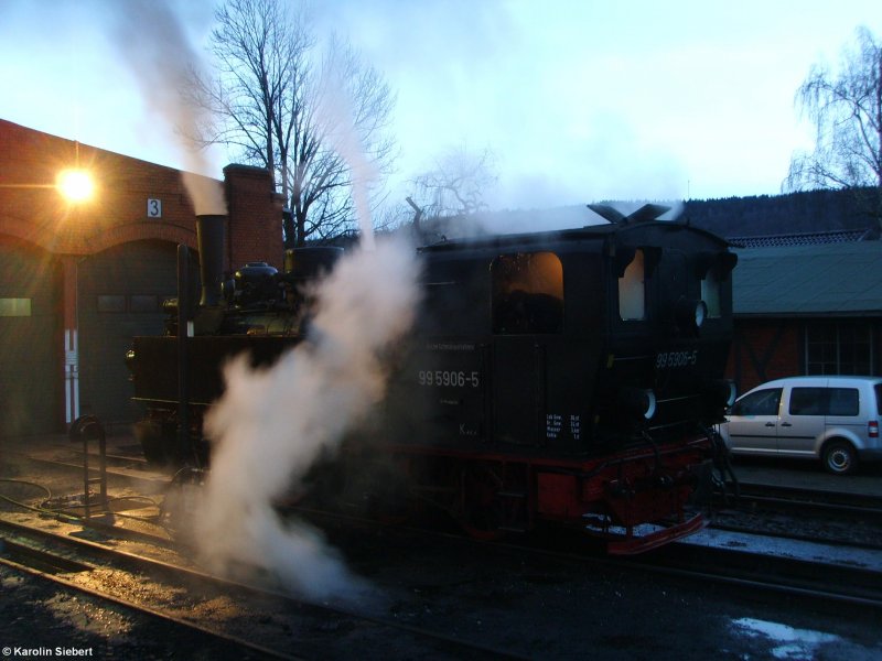 99 5906 der HSB beim Wassernehmen am 06.01.2007