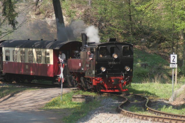 99 5906 mit einem Personenzug der Selketalbahn zwischen Drahtzug und Stahlhammer; 28.04.2007