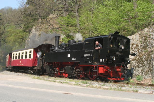 99 5906 mit einem Zug der Selketalbahn zwischen Drahtzug und Stahlhammer; 28.04.2007