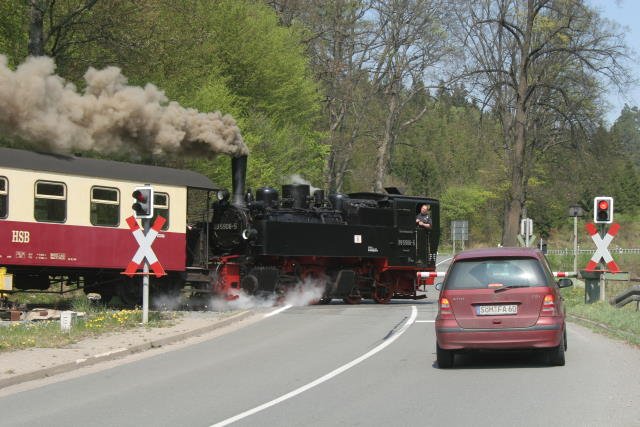 99 5906 berquert mit einem Zug der Selketalbahn den Bahnbergang in Mgdesprung; 28.04.2007