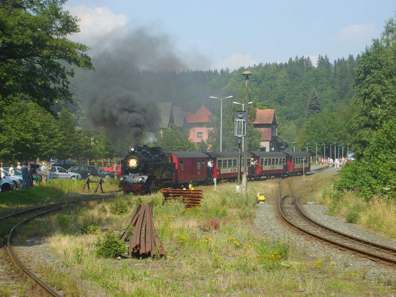 99 6001-4 bei der Ausfahrt aus Alexisbad. Am heutigen Tag ( 7.8.2007) vor 120 Jahren wurde der Streckenabschnitt Gernrode-M�gdesprung in Betrieb genommen. Aus diesem Anlass fuhren alle Z�ge der Selketalbahn zum 0-Tarif.
Die Z�ge waren mehr als �berf�llt!!