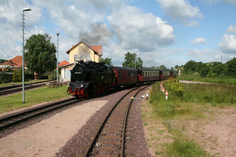 99 6001 fhrt mit ihren Personenzug aus Quedlinburg kommend in Gernrode ein.12.06.09.