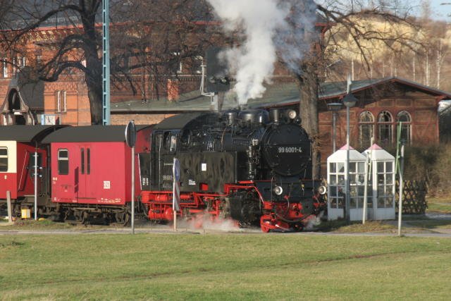 99 6001 verlsst mit dem P 8961 den Bahnhof Gernrode in Richtung Harz; 14.01.2007