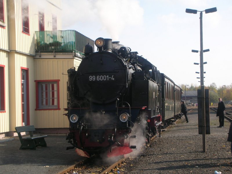 99 6001 wartet auf die Ausfahrt im Bahnhof Stiege in Richtung Wendeschleife am 18.10.08 mit Sonderzug der IG-HSB.
