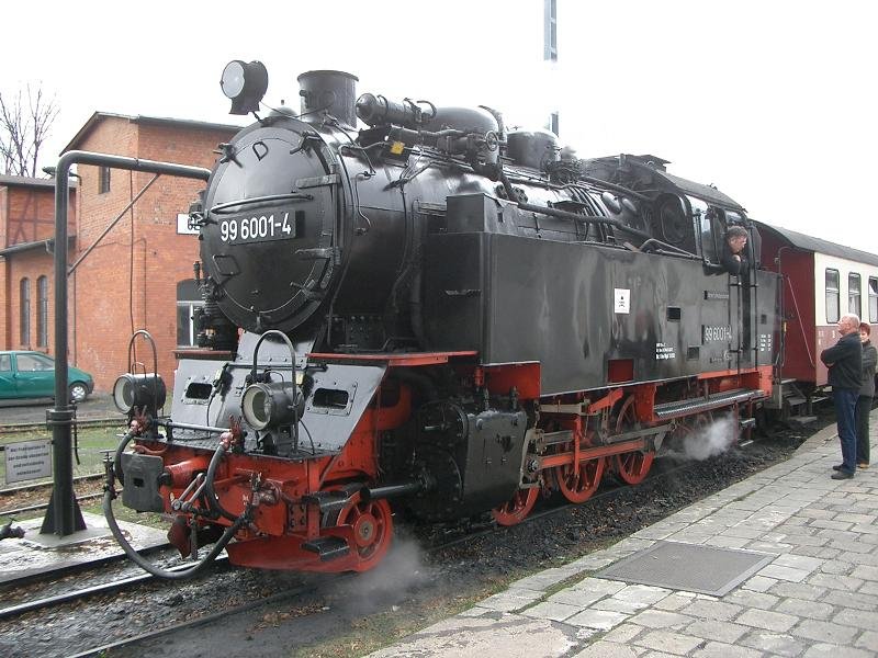 99 6001 wartet in Gernrode/Harz auf Fahrg�ste nach Harzgerode. 2003-11-23.