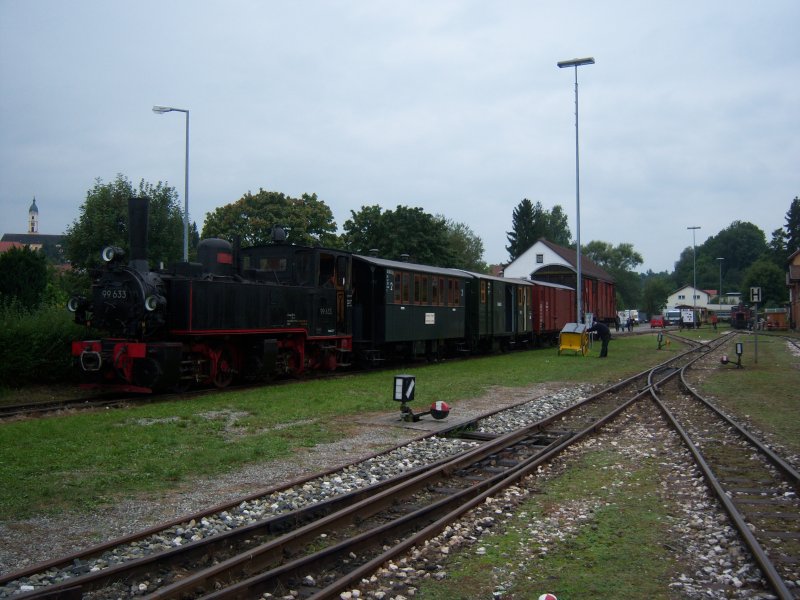 99 633 mit der Wrttemberger Zuggarnitur des chsle Schmalspurbahn e.V. Die aus der Fernsehsendung Eisenbahn-Romantik  bekannte ,1899 bei Emil Kessler in Esslingen erbaute Malletlok, soll wieder betriebsfhig aufgearbeitet werden.