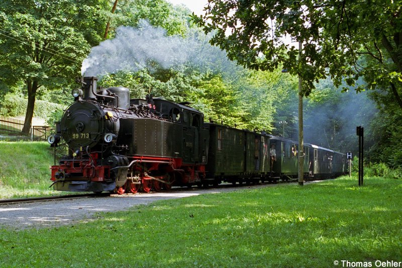 99 713 fhrt am 09.07.06 aus Radebeul kommend in den Hp Lssnitzgrund ein. Am Haken ist ein Zug aus historischen DRG Wagen.