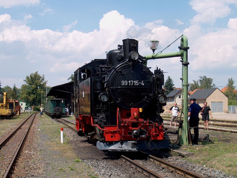 99 715 (mit DDR EDV-Nr.) an Wasser in Dippoldiswalde; 27.07.2003 (Inselbetrieb der Weieritztalbahn Seifersdorf - Dipps)
