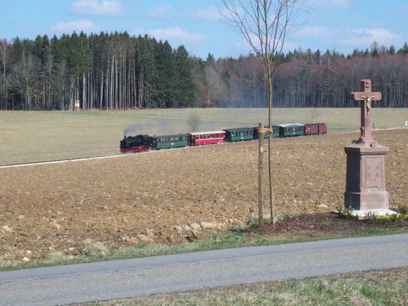 99 716 rollt am Ostermontag 2008 mit ihrem kurzen Zug die 1:40-
Rampe hinter Wenndeach hinunter.