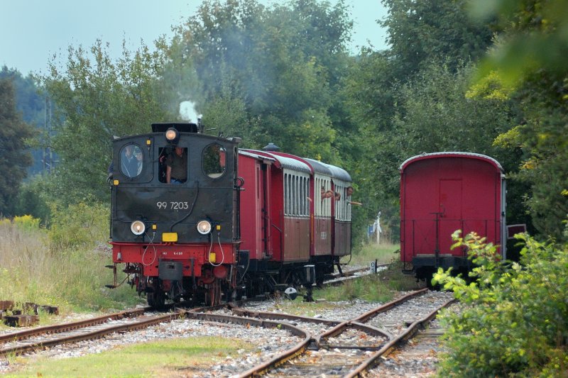99 7203 f�hrt den Sonderzug  B�rchen-Dampf  r�ckw�rts in den Bahnhof Amstetten. Auf der Schmalspurbahn Amstetten - Oppingen werden immer wieder Themenfahrten durchgef�hrt. Das n�chste Event f�r die ganze Familie d�rfte der  Nikolaus-Dampf  sein. (17. August 2008).