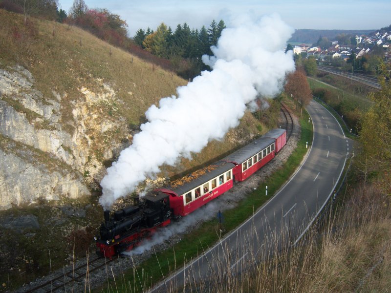 99 7203 der UEF-Sektion Allbahn durchfhrt am 12.10.2008 den bekannten Einschnitt bei Amstetten auf dem Weg nach Oppingen