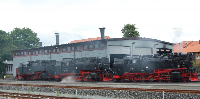 99 7232-4 , 99 7237-3 & 99 7234-0  stehen in Wernigerode. Juli 2008