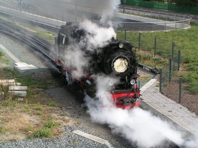 99 7232-4 der Harzer Schmalspurbahnen (HSB). Hier hatte die Lok das Gleis gewechselt, um spter die Fahrt auf dem Brocken durchzufhren. (Wernigerode 18.10.2006)