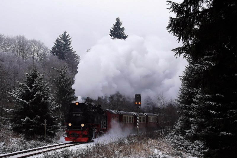 99 7232-4 mit ihrem Zug kurz vor Drei Annen Hohne.