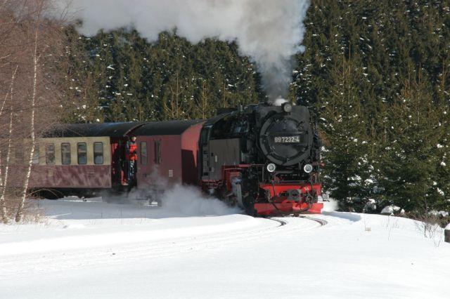 99 7232 am 04.03.2006 auf dem Weg nach Drei-Annen-Hohne im Dr�ngetal. Der heutige Samstag mit wundersch�nen Winterwetter zog viele Eisenbahnfotografen in den Harz. Neben mir fotografierten noch drei weitere Fotografen diesen Zug im Dr�ngetal.