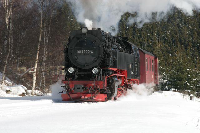 99 7232 am 04.03.2006 im Dr�ngetal. Die drei hintereinader liegenden Streckenb�gen im Schnipph�nnigstal, Schlickstal und Dr�ngetal sind sehr beliebte und aufregende Fotopunkte an der Strecke der HSB.