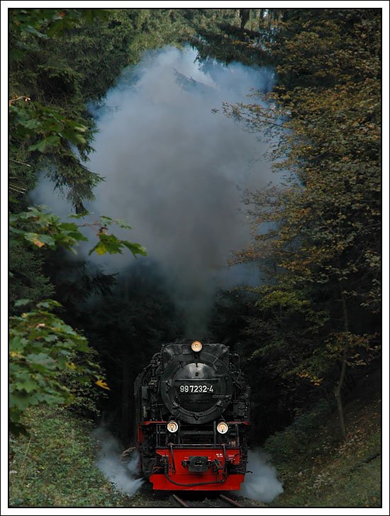 99 7232, den am 10.10.2007 den zweiten Zug von Wernigerode hinauf auf den Brocken bespannt hat, in Drei Annen auf der Hhe des Hotls aufgenommen.