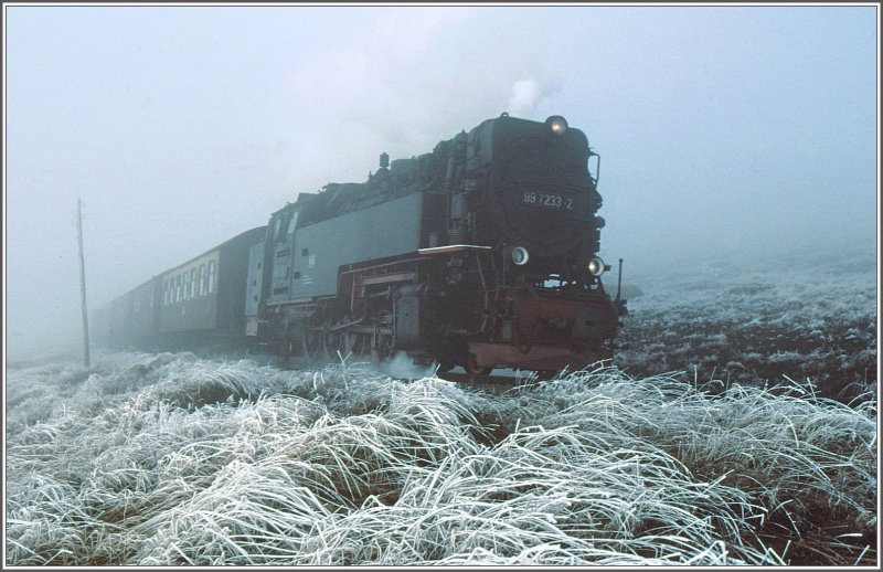 99 7233-2 auf der Bergfahrt zum schneelosen, aber eisigen Brocken. (Archiv 12/94)