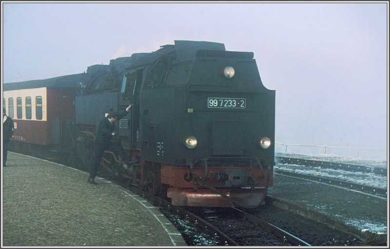 99 7233-2 verlsst den nebligen Brocken. (Archiv 12/94)