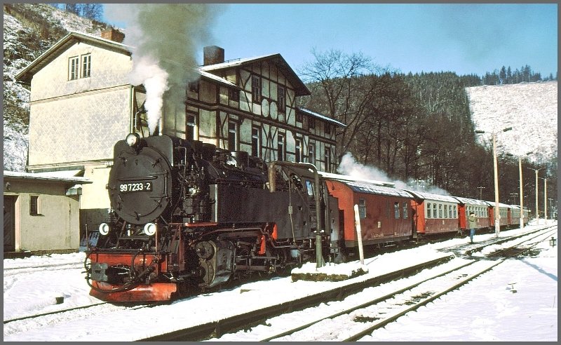 99 7233-2 wartet bei schnstem Winterwetter in Eisfelder Talmhle auf die Weiterfahrt nach Nordhausen. (Archiv 12/1990)