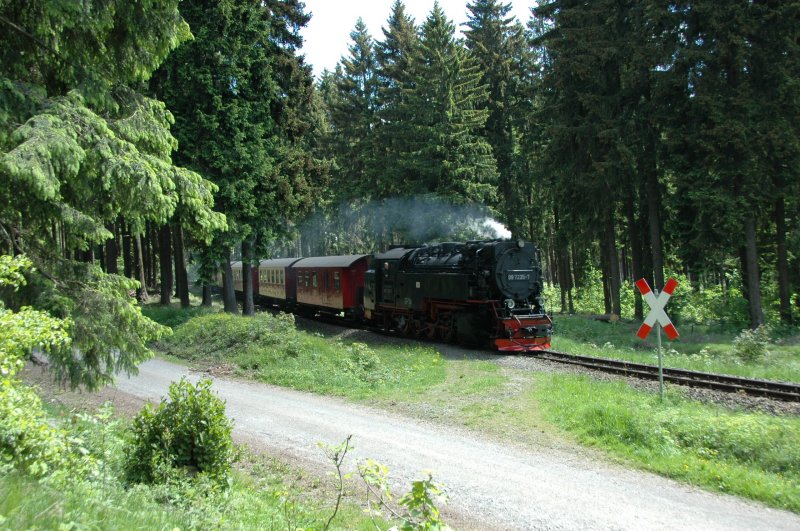 99 7235-7 mit dem Zug nach Eisfelder Talmhle kurz vor Elend, 22.05.09
