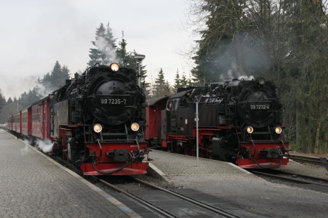 99 7235 fhrt mit den Personenzug von Wernigerode nach Nordhausen im Bahnhof Drei-Annen-Hohne ein. Am Bahnsteig 2 steht 99 7232 mit dem Zug zum Brocken; 16.12.2006
