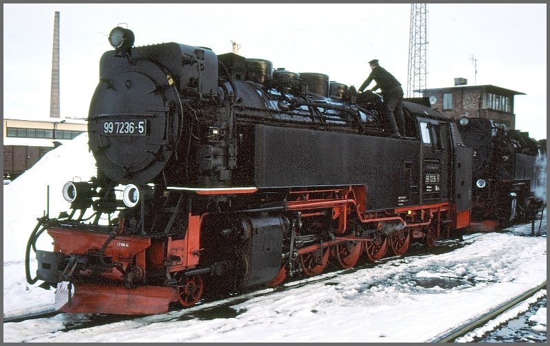 99 7236-5 wird kontrolliert im Depot Wernigerode. (Archiv 12/1990)