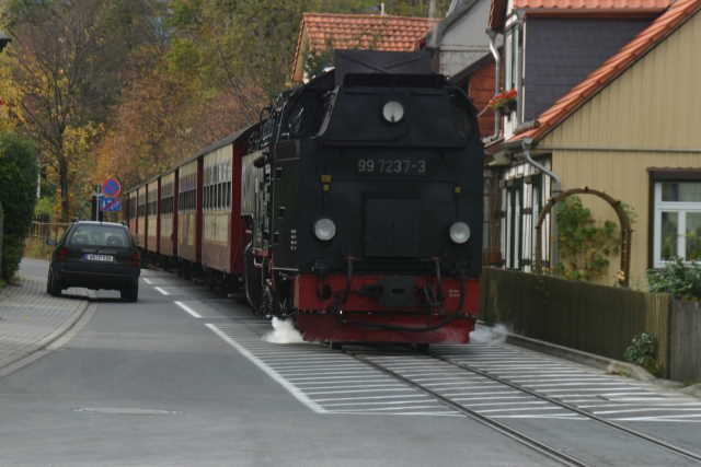 99 7237 mit einem Zug zum Werniger�der Hauptbahnhof bei der Fahrt durch die Kirchstrasse in Hasserode; 31.10.2006