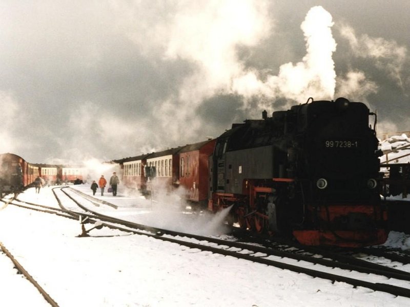 99 7238-1 der Harzer Schmalspurbahnen mit Zug 8937 Wernigerode-Brocken auf Bahnhof Brocken am 16-10-1997. Bild und scan: Date Jan de Vries. 