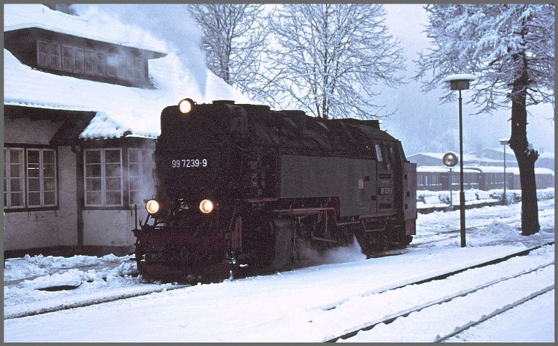 99 7239-9 in Wernigerode Westerntor an einem kalten Wintermorgen. (Archiv 12/1990)