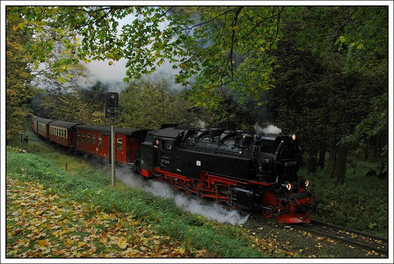 99 7239 bespannte am 10.10.2007 den ersten Zug (8931) von Wernigerode auf den Brocken. Die Aufnahme entstand neben dem Hotel/Restaurant in Drei Annen.