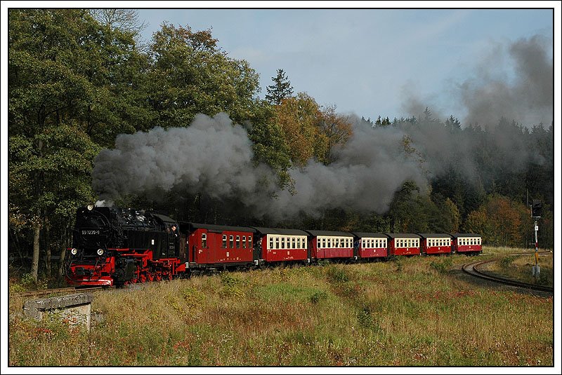99 7239 bespannte am 10.10.2007 den Zug 8941 von Drei Annen Hohne auf den Brocken. Die Aufnahme entstand bei der Ausfahrt aus Drei Annen Hohne.
