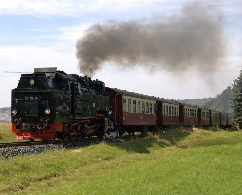 99 7240-7 fhrt mit ihrem Zug aus Nordhausen kommend, zwischen Niedersachswerfen und Ilfeld dem Brocken entgegen. 01.08.2009