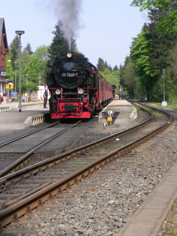 99 7240-7 wartet auf den Pfiff des Schafners um zum Brocken weiter fahren zu knnen. Bhf Drei Annen Hohne am 28.04.2007