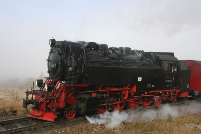 99 7240 hat gerade in knapp 1100m Hhe die Wolkenschicht durchbrochen und fhrt nun im Sonnenlicht die letzten Meter zur Brockenstation weiter; 04.10.2007