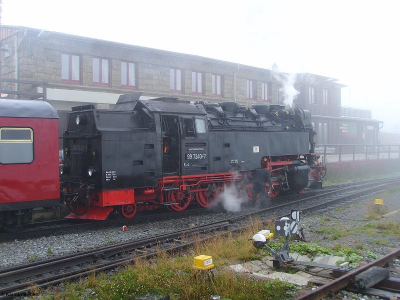 99 7240 der HSB auf dem von Nebel umhllten Brocken mitten im Sommer am 10.08.2006