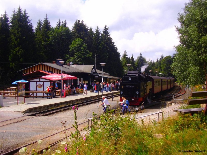 99 7240 kommt gerade vom Brocken am 10.08.2006 - einige Leute sind in Eile, da sie noch mitfahren mchten